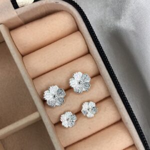 Dupla de Brincos Flor Texturizada (2 Pares) – Prata 925