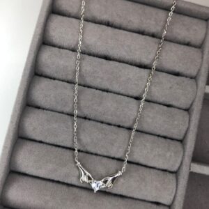 Colar Mãos Protegendo Coração Zircônia – Prata 925
