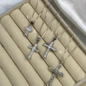 Colar Crucifixo Cravejado e Trabalhado – Prata 925