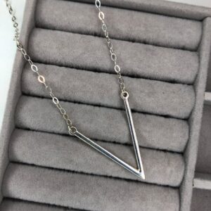 Colar Geométrico "V" Minimalista – Prata 925