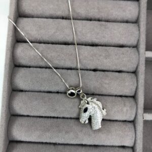 Colar Cavalo Cravejado com Ponto de Luz Preto – Prata 925