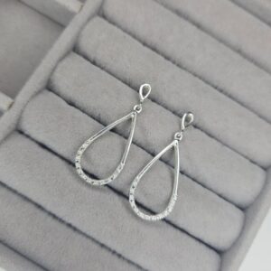 Brinco Pendente Gota Vazada com Microzircônias – Prata 925