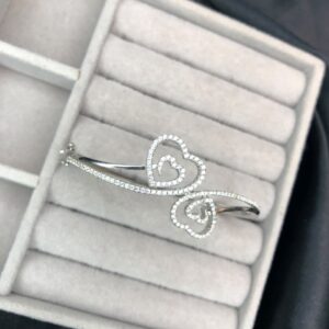 Bracelete Rígido Corações Duplos Cravejado com Banho de Ródio Branco – Prata 925