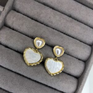 Brinco Pendente Coração Duplo Pérola e Madrepérola – Semijoia Banhada a Ouro