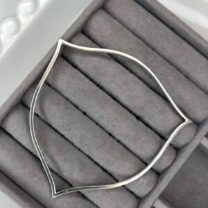 Bracelete Rígido Geométrico Pontas e Curvas – Prata 925