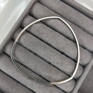 Bracelete Rígido Geométrico Triangular – Prata 925