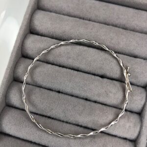 Bracelete Rígido Torcido com Trava de Segurança – Prata 925