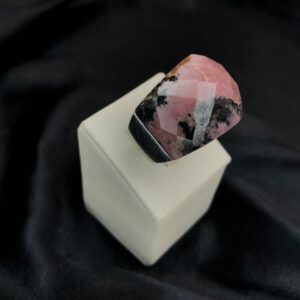 Anel de Prata 925 com Pedra Rodonita Natural Facetada