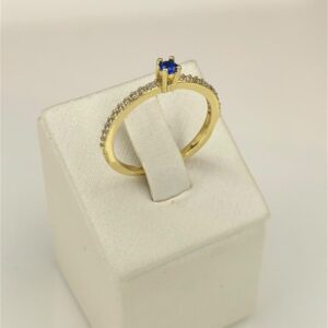 Anel Solitário Zircônia Azul Safira com Aro Cravejado – Semijoia Banhada a Ouro