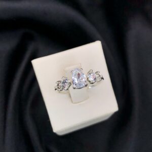 Anel Solitário Gota Cristal com Zircônias Laterais – Prata 925