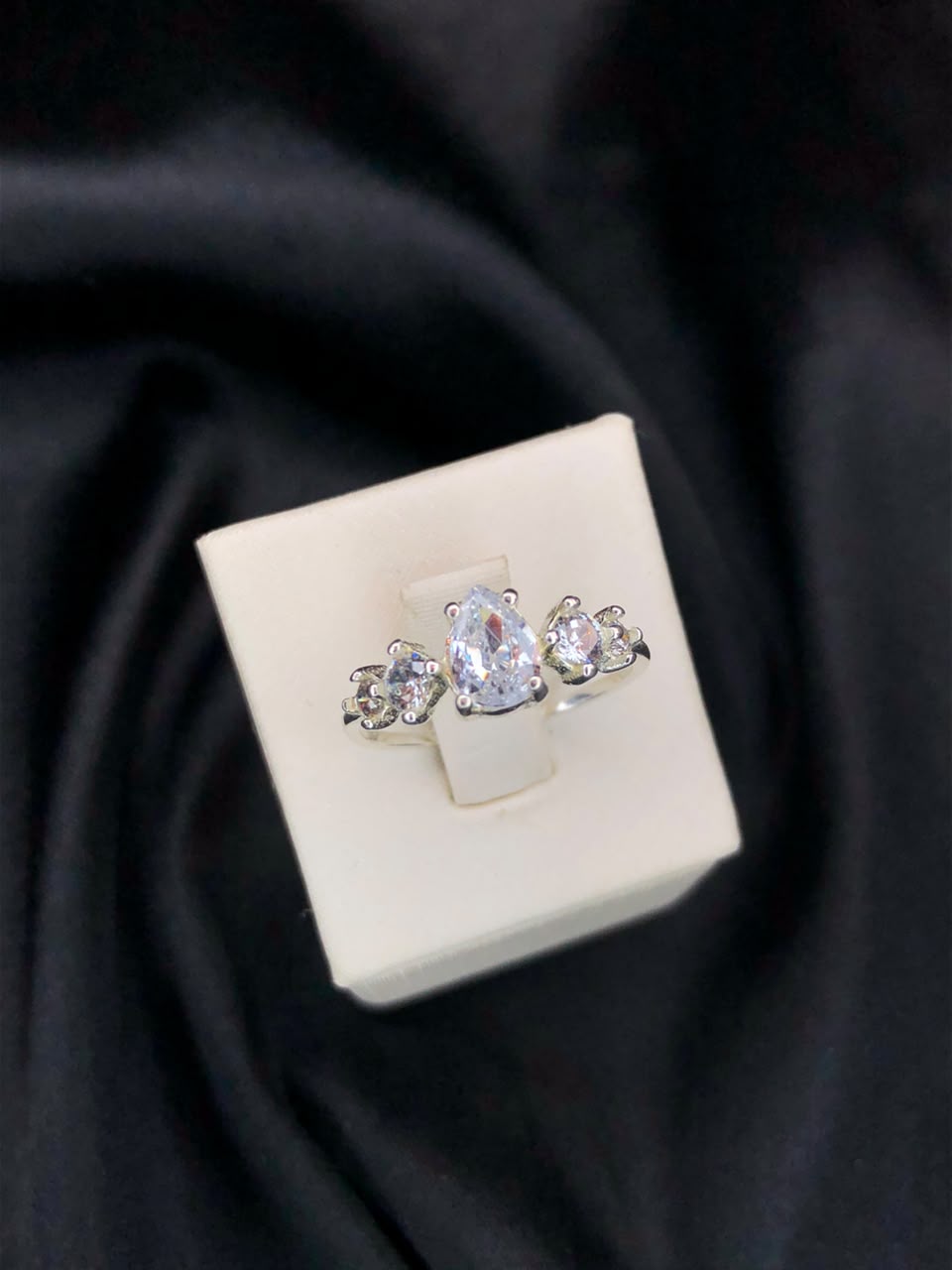 Anel Solitário Gota Cristal com Zircônias Laterais – Prata 925