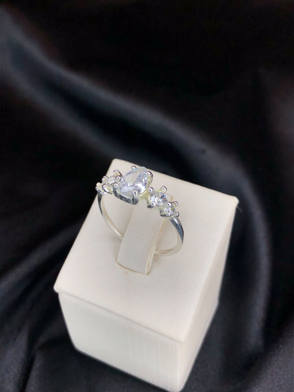 Anel Solitário Gota Cristal com Zircônias Laterais – Prata 925 - Imagem 2